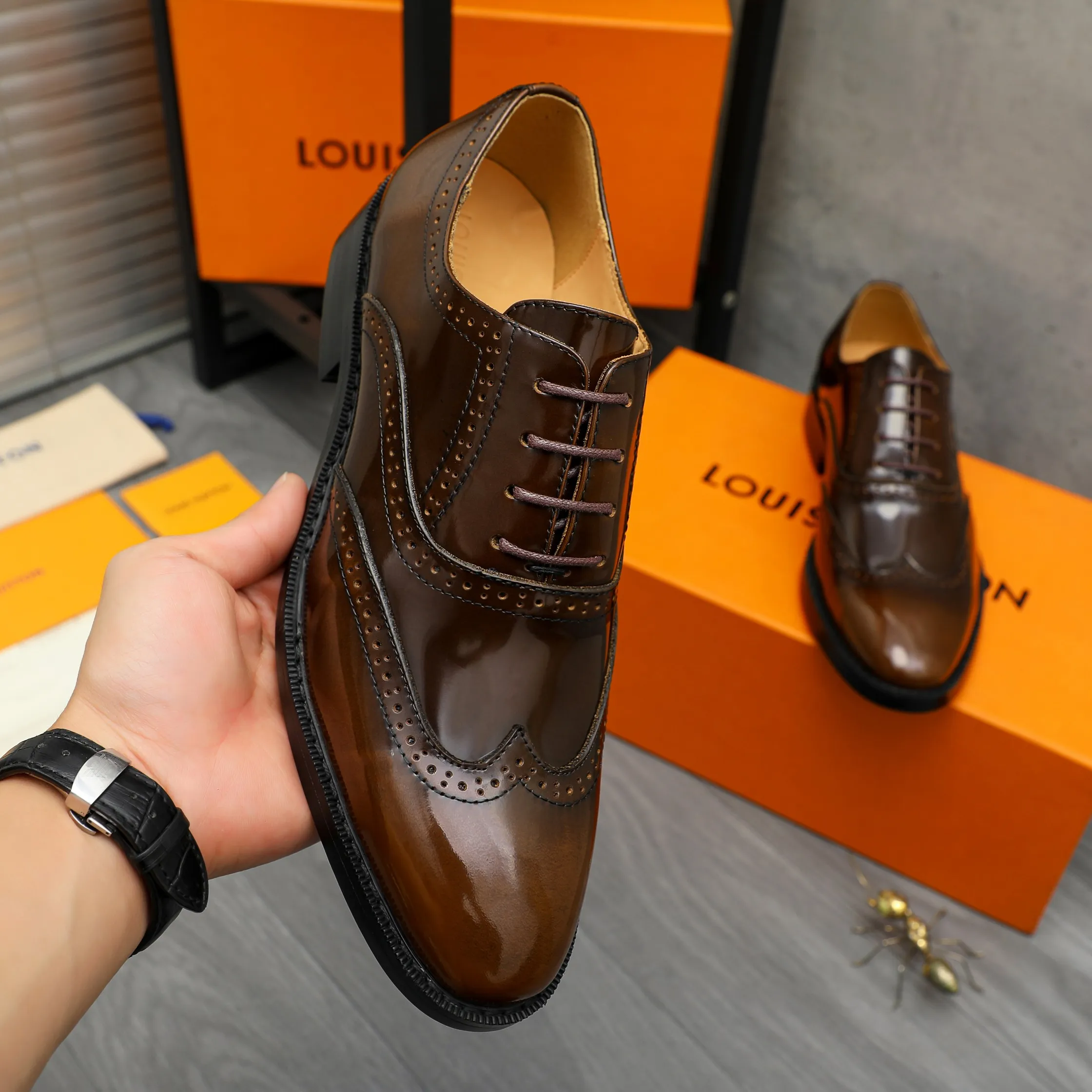 Men's shoes 💰500 Product trademark: LV "Louis Vuitton" business formal leather shoes Regular size: 39-45 (.45 customization is non-returnable) Product materials: Selected color-brushed pearlescent cowhide upper, cowhide lining, original rubber outsole